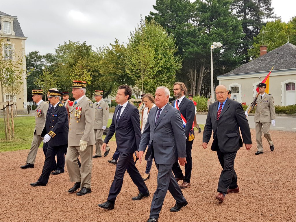 Ce matin, a l'occasion de ses adieux aux armes, nous rendons hommage au travail du général Parmentier comme commandant de <a href="/ecolegenie49/">École du génie</a> et au service de la #France. Bienvenue au Général Quevilly qui lui succède a la tête de cette institution du territoire #Angers #MaineetLoire