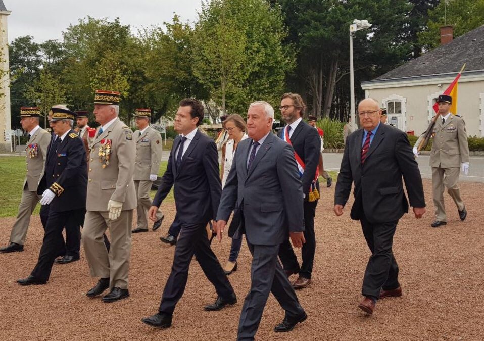 En ce moment solennel, je veux saluer le général Denis Parmentier et le remercier pour le travail qu’il a effectué à l’Ecole du Génie #Angers véritable institution de notre territoire. Et, au nom des Angevins, je souhaite la bienvenue au général Quevilly <a href="/KarineEngel49/">Karine Engel 🇫🇷🇪🇺</a>