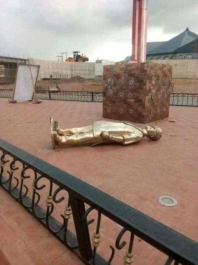 Saltcityvibes's tweet photo. Man arrested after he pulled down Dr. Akanu Ibiam statue in Ebonyi, claims he was sent by the Holy Spirit https://t.co/EhVianQeEV https://t.co/whsK0UfXbg