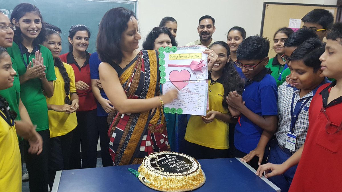 JollyJagriti's tweet photo. Nothing compares to the love that you get as a teacher from students year after year #MyDreamSchool #TeachersDay @soedwarka @education_delhi https://t.co/ZZXs4xYTok