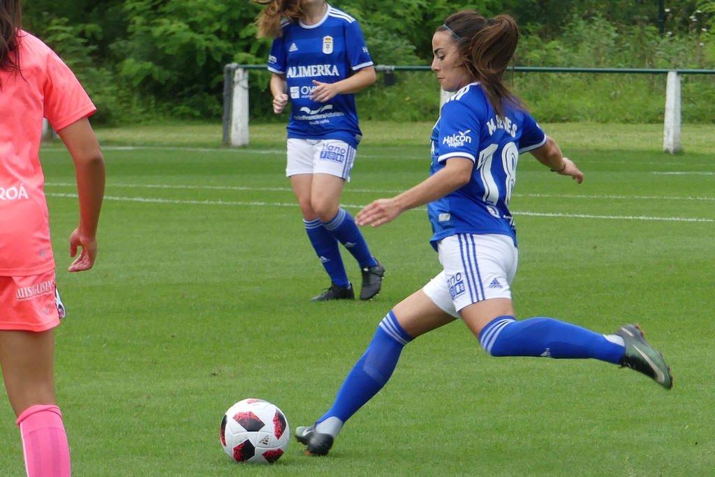 RealOviedoFem's tweet photo. Orgullosos de anunciar acuerdo de patrocinio por una temporada más de Halcon Viajes @HalconViajesOvi con el #RealOviedoFem. El logo de la Agencia de viajes lucirá en la manga izquierda de nuestras jugadoras del primer equipo👏💪 https://t.co/Y2tJTzdTvk