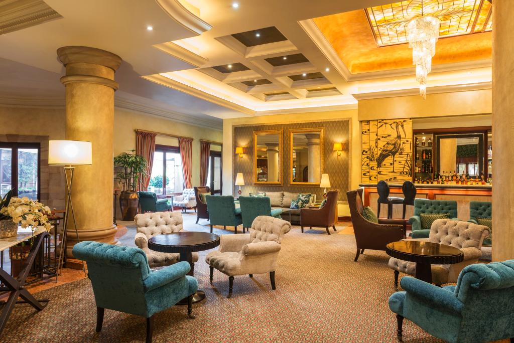 Tiffins Bar and Lounge offers a variety of international cocktails, specialised coffees and a selection of light snacks. 

Open daily from 06h00 to 23h00, indulging in distinctive, locally-inspired flavours and a unique dining experience awaits...