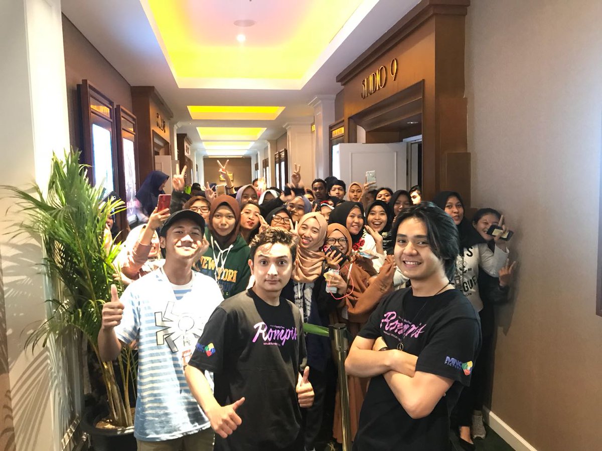 mncpicturesID's tweet photo. Terima Kasih Rompis Lovers Kota Banjarmasin yang sudah nobar film Rompis ππ
.
.
.
#nontonrompis
#filmrompis
#rompisthemovie https://t.co/bpxqChQ61L