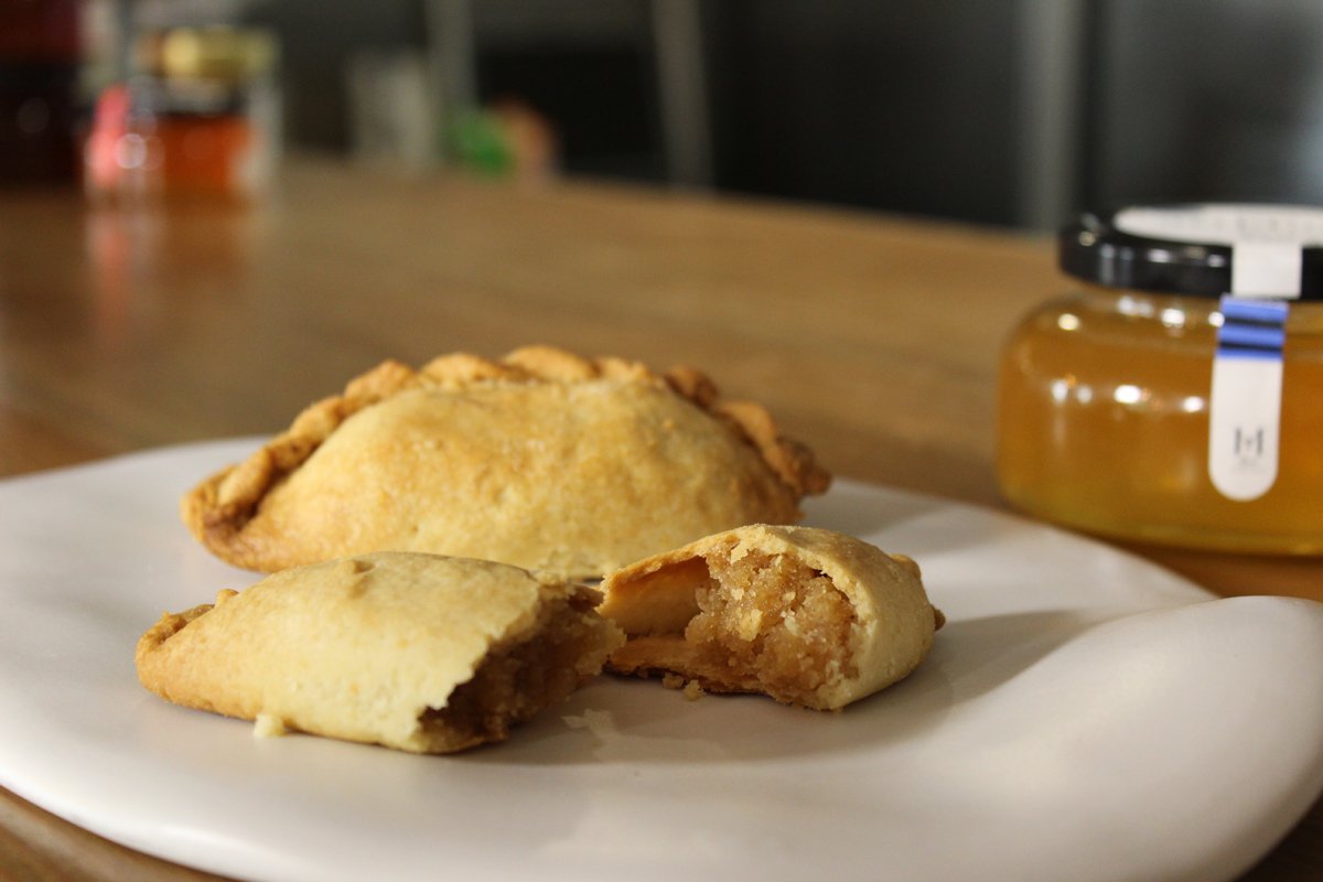 QuatreMolins's tweet image. Voilà! Els pastissets meravellosos (recepta 100% de la iaia) que avui hem fet i enregistrat a Quatre Molins per @canalte. Ben avaiat podreu veure totes les receptes que hem portat a terme amb mel @artmuria durant aquests dies de gravació. #rafelmuria #pastisset #chefdelamiel