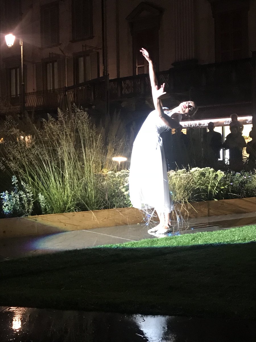 iMdP_Bergamo's tweet photo. ABenergie presenta "Energia tra le nuvole” uno splendido spettacolo di danza aerea.
Il cielo su Bergamo Alta si anima di colori e di luci, attraverso la performance Molecole Show del gruppo Noè @ABenergie #imdp18 https://t.co/aFDV9fnyye