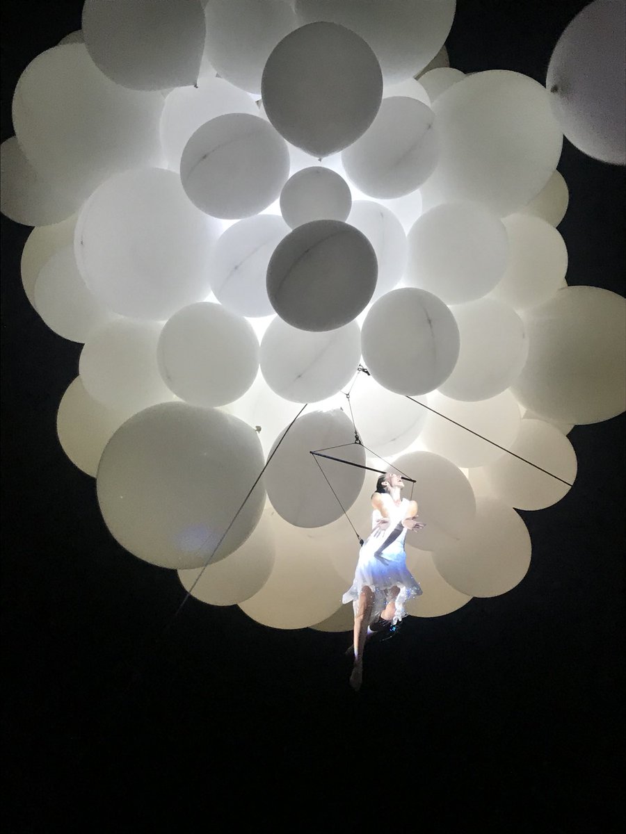 iMdP_Bergamo's tweet photo. ABenergie presenta "Energia tra le nuvole” uno splendido spettacolo di danza aerea.
Il cielo su Bergamo Alta si anima di colori e di luci, attraverso la performance Molecole Show del gruppo Noè @ABenergie #imdp18 https://t.co/aFDV9fnyye