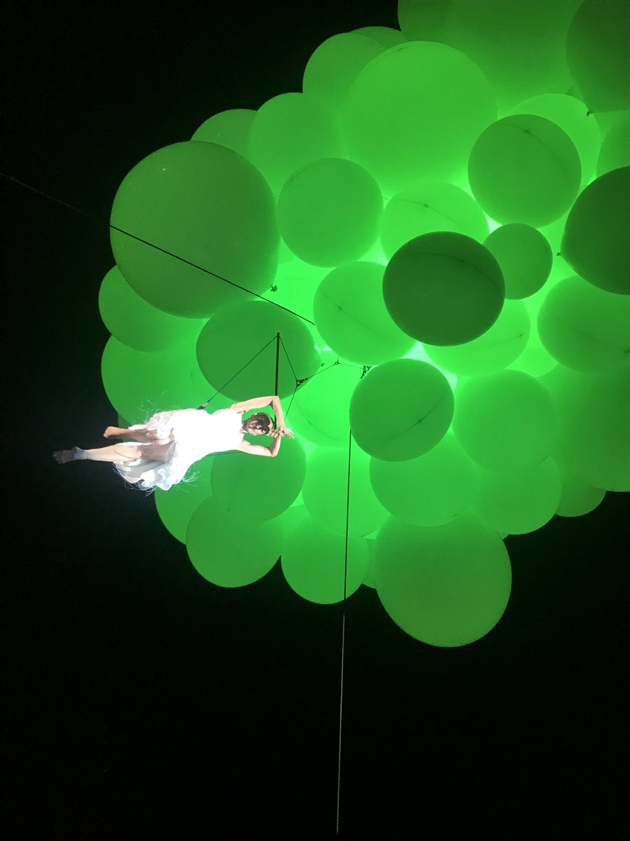 iMdP_Bergamo's tweet photo. ABenergie presenta "Energia tra le nuvole” uno splendido spettacolo di danza aerea.
Il cielo su Bergamo Alta si anima di colori e di luci, attraverso la performance Molecole Show del gruppo Noè @ABenergie #imdp18 https://t.co/aFDV9fnyye