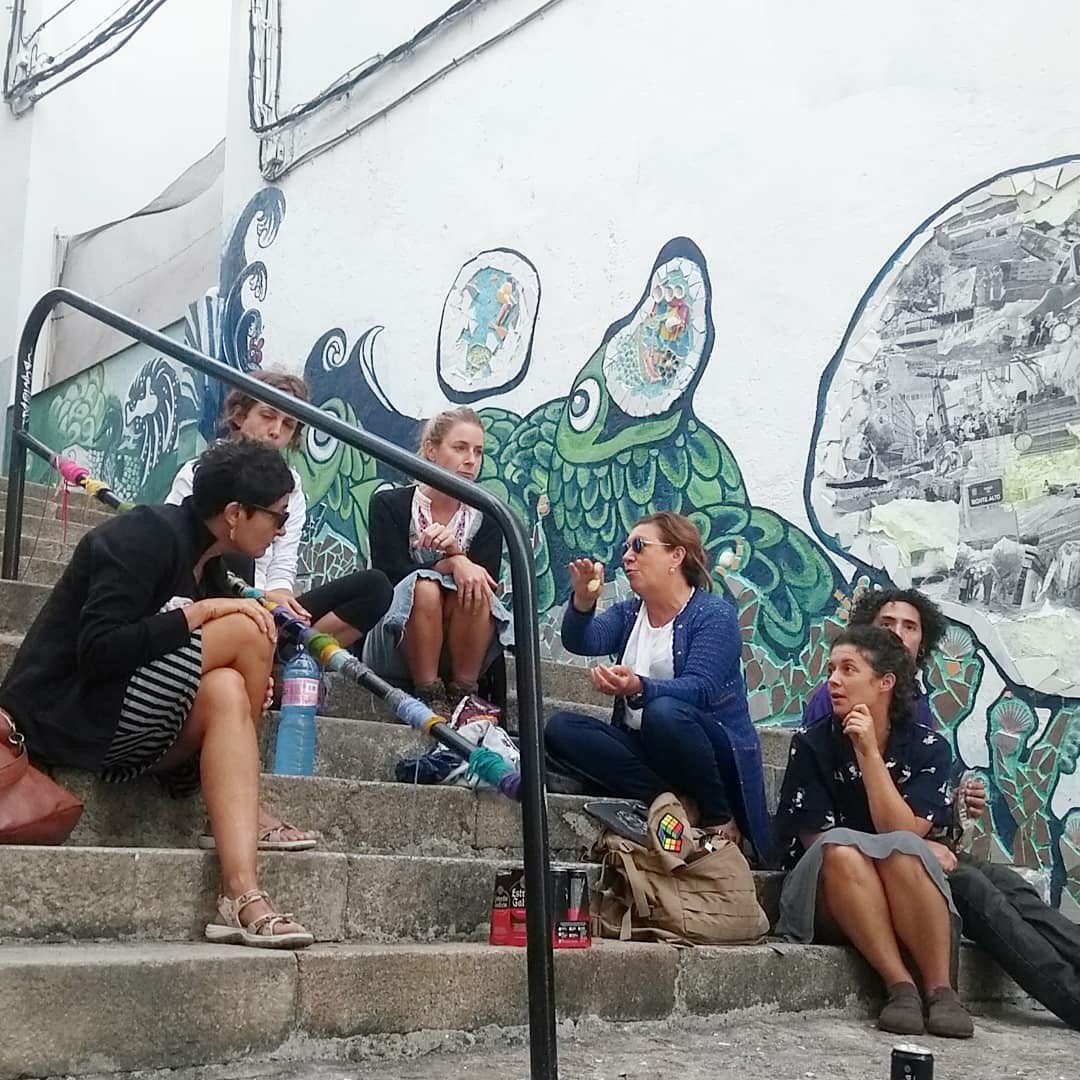 Onde te reúnes cando es un colectivo informal que fai intervencións artístico-participativas? Pois nas propias escaleiras intervidas 😛😝