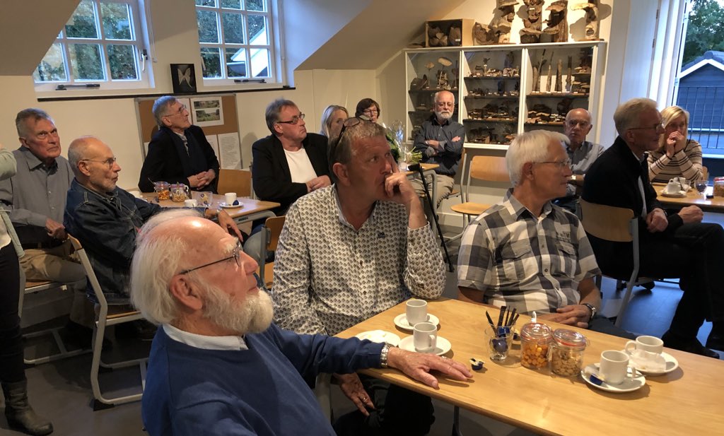 Vanavond Biologisch Centrum IVN geopend en daarbij mevr Boland-Kolenbrander Koninklijk mogen onderscheiden voor al haar vrijwilligerswerk voor IVN, Kerk, Rode Kruis en Coeliakie Vereniging. Proficiat💐