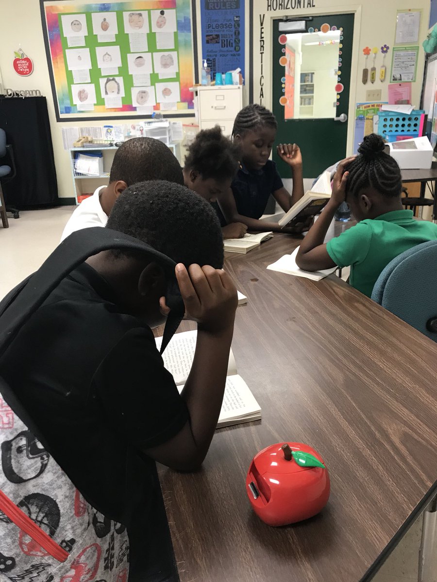 JRuiz0862's tweet photo. Making every minute count ! A little group reading before dismissal 💪#KnowNova #GrowNova https://t.co/xdTS0Aco8w