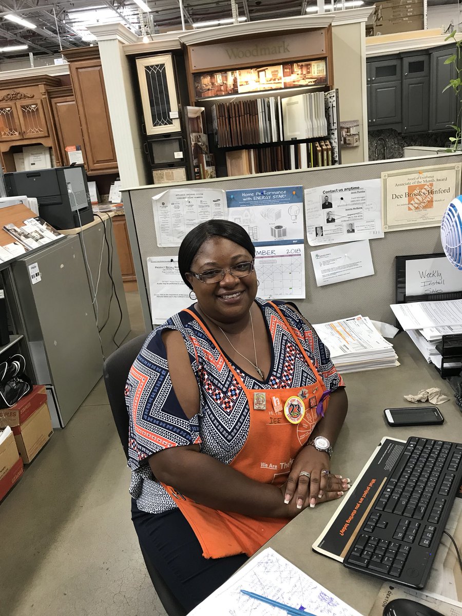 swart_thomas's tweet photo. It’s always a pleasure to see the smiling faces of COS Dee &amp; COS in training Kris @ Store 453. Great displays too! @BrianUSInstall @USIGJimmyB @usinstallations @cllewallen @D130Services @D130Services @jensenicole1 https://t.co/y4qmumElaX