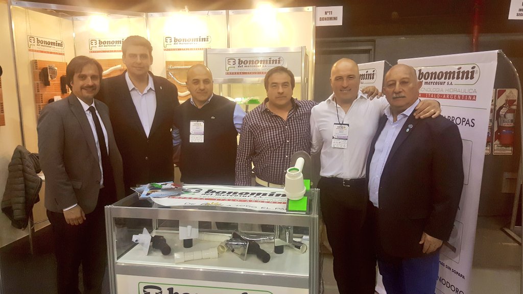Rivadavia_Mza's tweet photo. El intendente #MiguelRonco recibió a @MartinKerchner en el stand de #Rivadavia (107 y 108) de #ExpoConexa luego del corte de cintas inaugural. 4 días de Exposición comercial con un enfoque en Sustentabilidad, Desarrollo, Tecnología, Inversión y Futuro de la región. @expoconexa https://t.co/5TQr62Ovyn