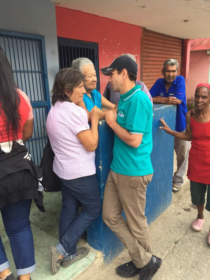 manriquehector's tweet photo. Hoy estuve con @hcapriles en el barrio "La Dolorita". Acompañar la jornada en un comedor de niños era la acción y digo acción porque siempre he pensado q ella habla más claro q las palabras. Ver a gente, su angustia, nos compromete
Desde allí es que debe salir el camino a seguir https://t.co/FmJGSUqZZA