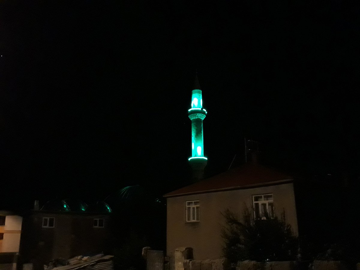 İçinde sessizlik olan bir gece olsun mesela,saatlerce dinlesem sesini🌷🌷