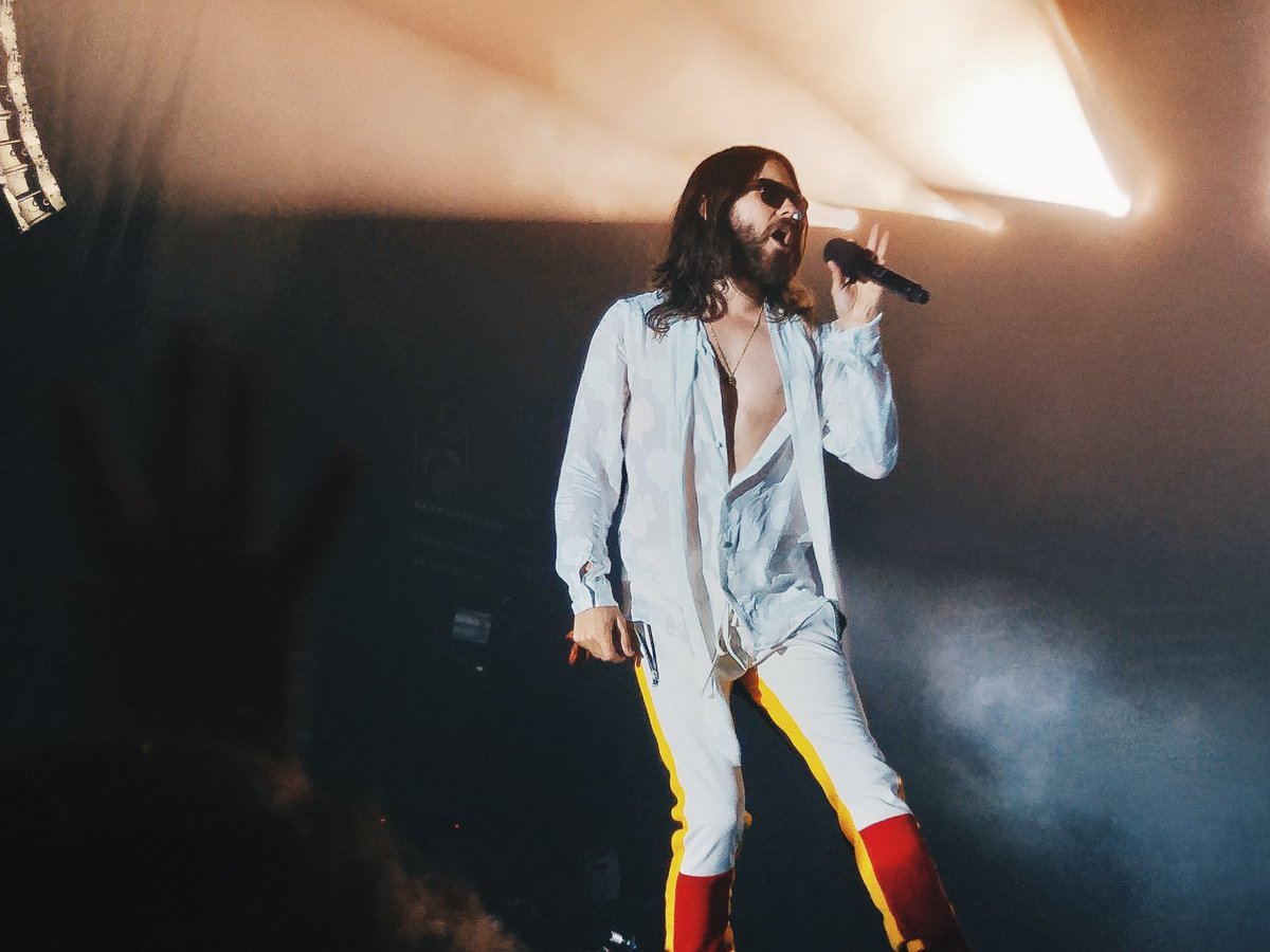 inesflsilva's tweet photo. Mais ou menos 10 anos à espera deste concerto e não podia estar mais feliz! Por favor cumpram a promessa que fizeram e voltem no próximo ano porque já estamos com saudades. Este foi sem dúvida O MELHOR CONCERTO DA MINHA VIDA!! 💛🔥🤘🏼 https://t.co/yCNxttGt71