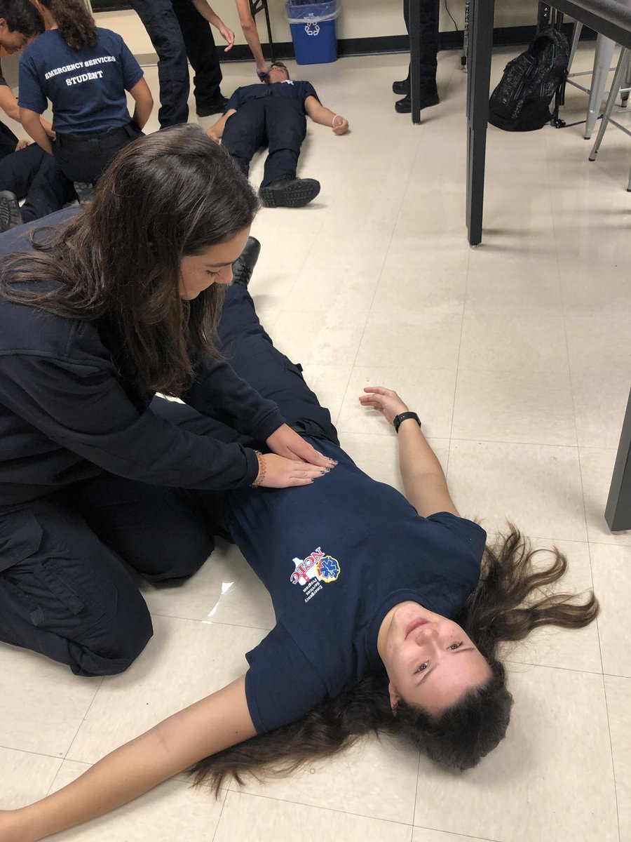 EMT_ATC's tweet image. Practicing Pt.assessment today! @dentonisd @DentonATC @ctedentonisd #DentonISDdelivers #emtstudents #ems