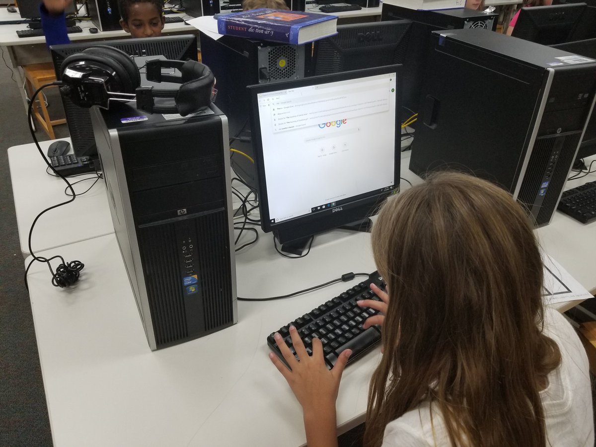 LibraryLlms's tweet image. Students using library resources for independent projects. 🤗👌🏽 #LucasPrideisJustifed