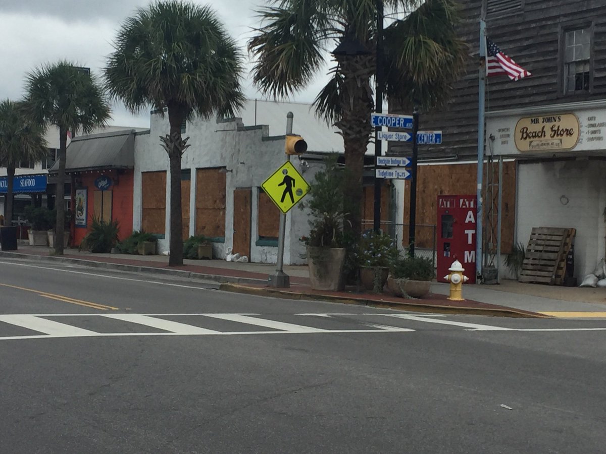 JennyABCNews4's tweet photo. #follybeach boarded up as #florence heads towards the coast. #hurricaneflorence #chsnews https://t.co/5uyqyCtliz