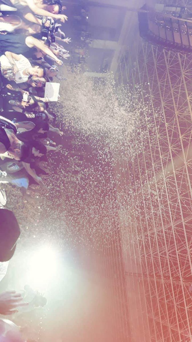 inesflsilva's tweet photo. Mais ou menos 10 anos à espera deste concerto e não podia estar mais feliz! Por favor cumpram a promessa que fizeram e voltem no próximo ano porque já estamos com saudades. Este foi sem dúvida O MELHOR CONCERTO DA MINHA VIDA!! 💛🔥🤘🏼 https://t.co/yCNxttGt71