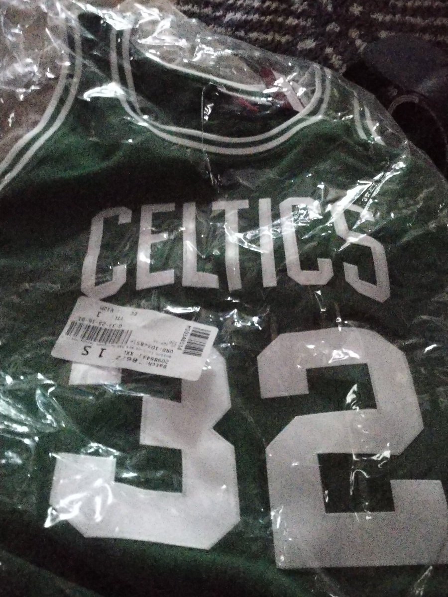 RebelLifeMedia's tweet image. The latest arrival to my jersey family. #bestpowerforward
#gameover @celtics #banner14 #banner15 #banner16 #mchale 
#kellygreen #postmoves #backtobasket 
 @CLNSRoundtable @EvanValenti @LuckysPipe @SeanGrandePBP @celtics