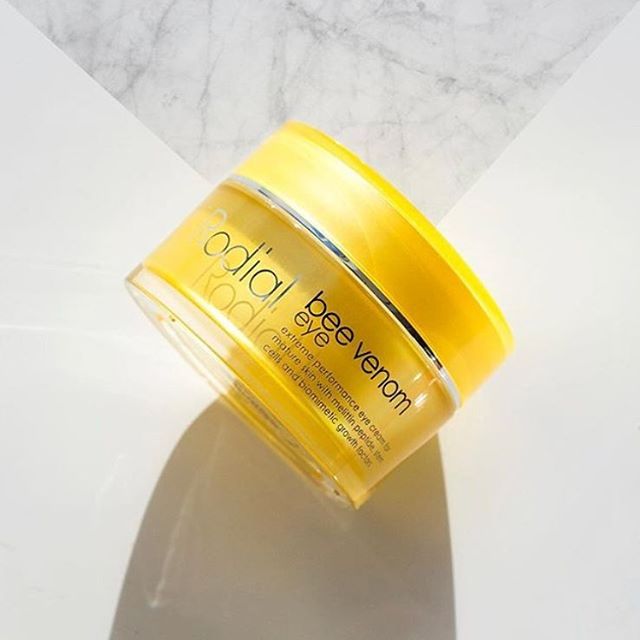 In 💛 con Bee Venom Eye de <a href="/rodialbeauty/">RODIAL</a>, un contorno de ojos de alto rendimiento que suaviza las arrugas de la zona, aclara las ojeras y reafirma la piel 🐝 #Rodial #luxury #skincare