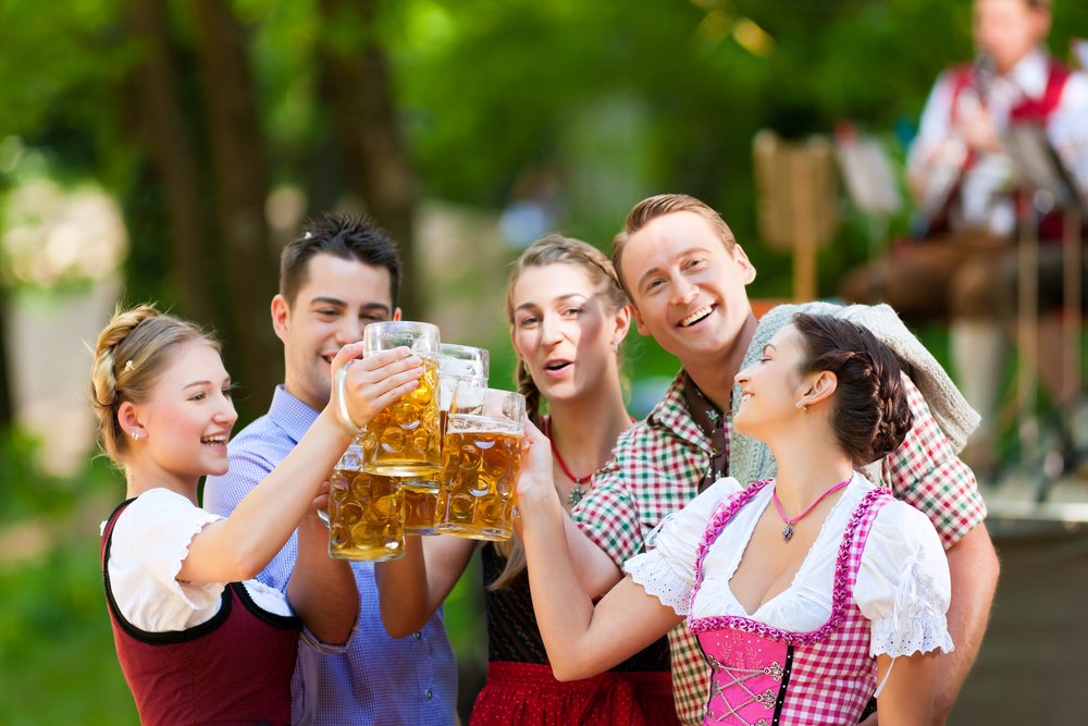SupplyChainX2's tweet photo. 6 million people, 7.7 million liters of beer, and 115,000 pork sausages — how do #Oktoberfest organizers pull it off? https://t.co/jDjwclJlNb https://t.co/qFz4Y5SzPc