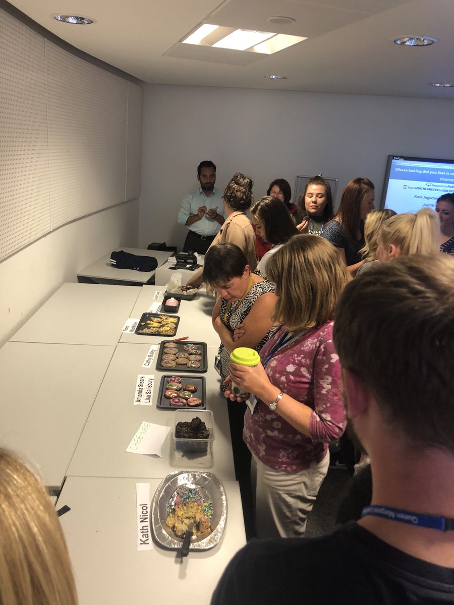 Jasonthephysio's tweet photo. Talking to the new first year Physio students so try to share some wisdom. There was cakes, that had no part in me wanting to help out 🙄 @QMUPhysio @QMUniversity https://t.co/mhFjhFjn2T