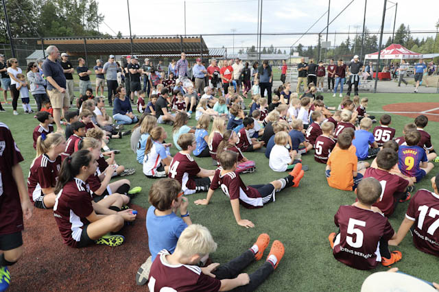 mercerislandfc's tweet photo. Thank you to the Mercer Island Community for celebrating the beautiful game. Special thanks to the volunteers who put forth SO many hours and our sponsors @pagliaccipizza @hagensberman. Big shout out to our celebrity hosts @beverlygoebel @MIHSGirlsSoccer @crigby03 #RepTheRock 💪 https://t.co/oPUG1I49hu