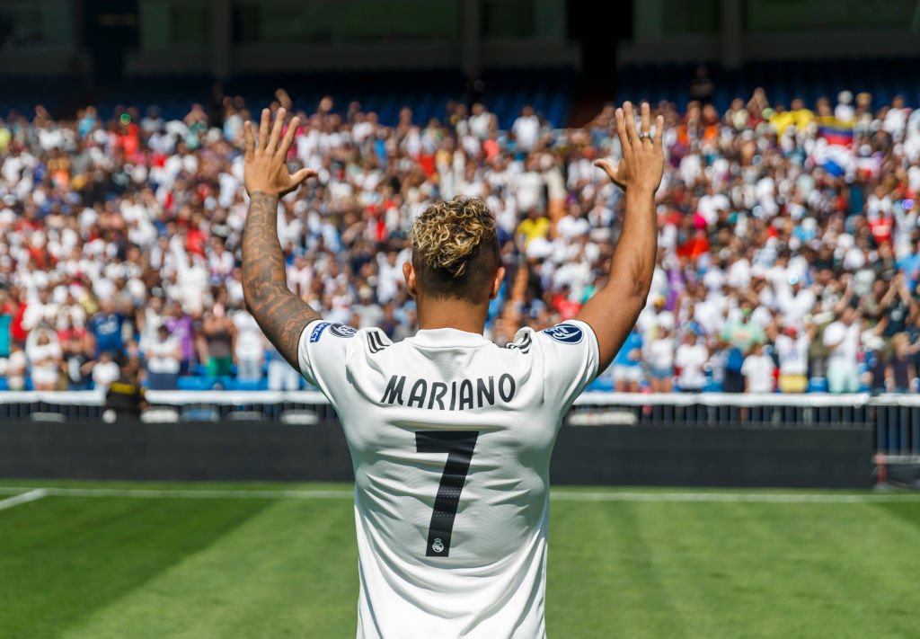 "El '7' pesa mucho. Pero estaba libre, es un número que me gusta y un reto personal. Estoy contento de llevar ese dorsal que han llevado tantas estrellas como Amancio, Juanito, Butragueño, Raúl y Cristiano". <a href="/marianodiaz7/">Mariano Díaz Mejía</a> jugador del <a href="/realmadrid/">Real Madrid C.F.</a>