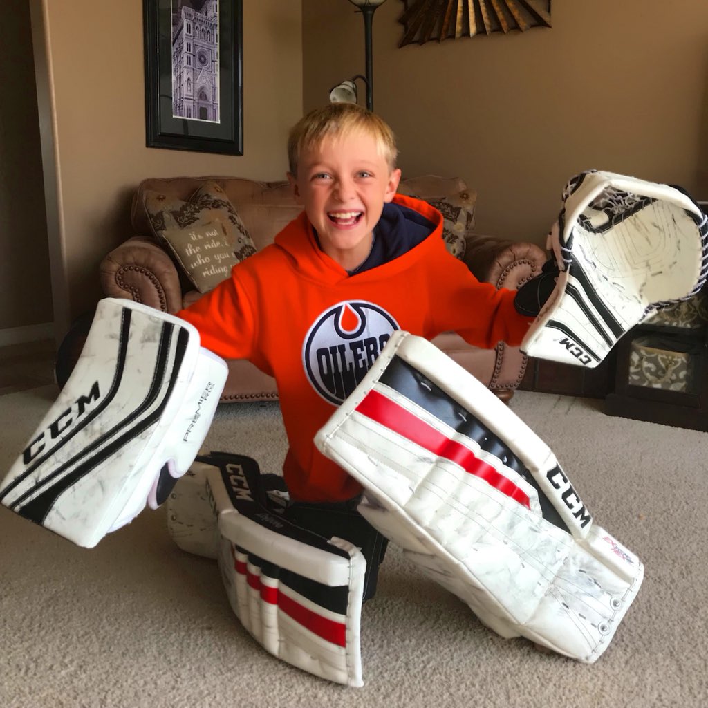 adrienneivey's tweet photo. Who would drive thousands of miles just to watch @ctalbot33 and the @EdmontonOilers scrimmage?

This kid would!! 

It’s his dream to watch Talbot up close, so we are headed to Fan Day this Saturday. Fingers crossed for spotting Cam up close!!
#TalbotFan #LetsGoOilers #GoalieKid https://t.co/XZFMcNpDIF