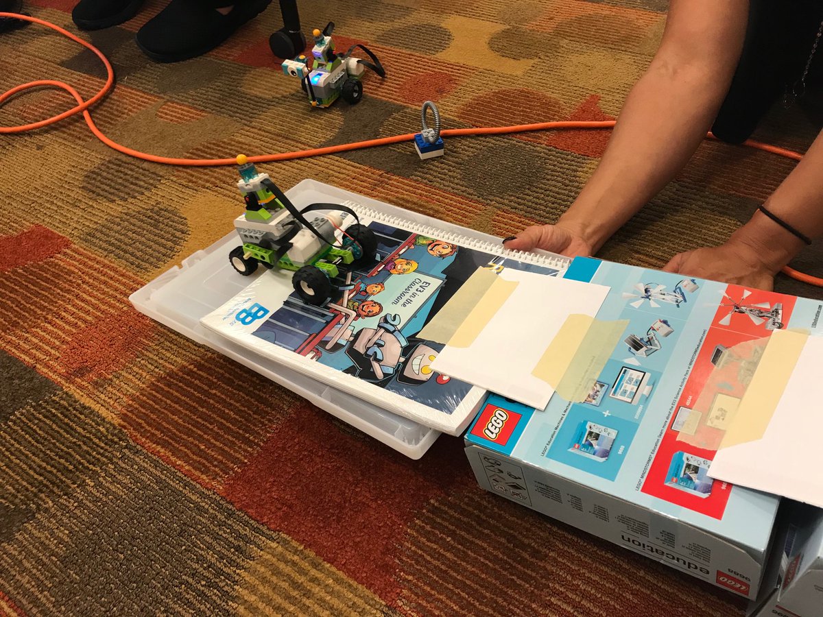 NancyFournierLe's tweet photo. ⁦@d_tremblay⁩ ⁦@Oye_semW⁩  #csdcab Formation en robotique, on s’amuse avec Milo! https://t.co/CRFENooMqV