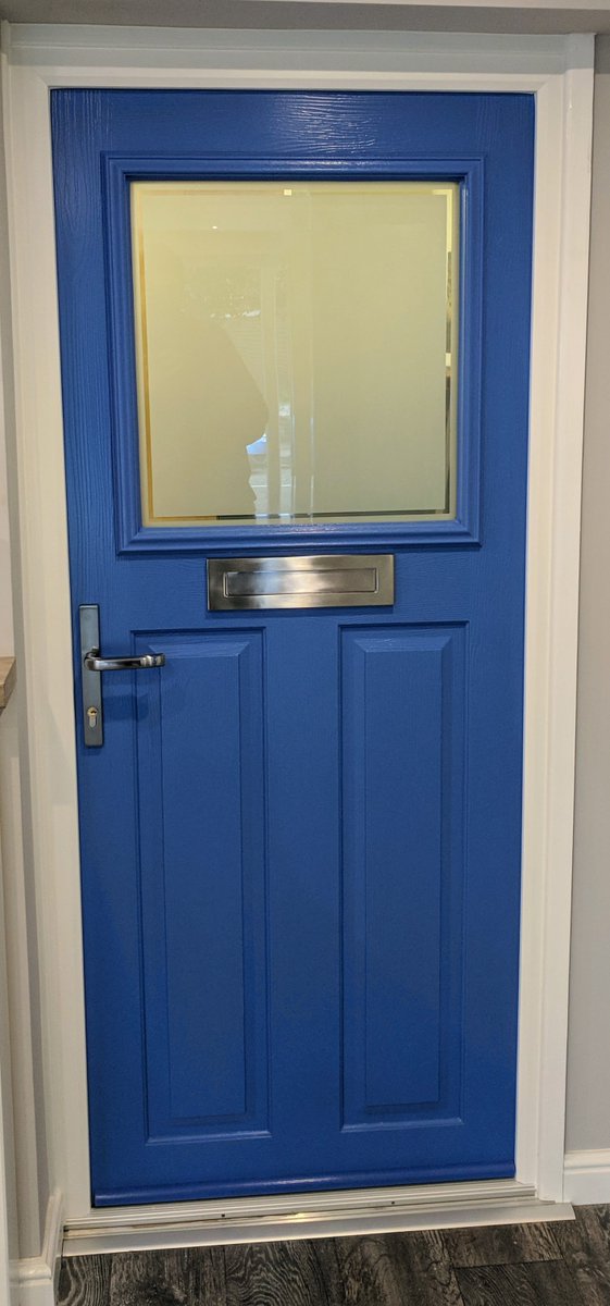 Prescot_Windows's tweet image. Our new Stirling @SolidorLtd showcasing the new pastel colour Cobalt Blue. Suited with brushed aluminium furniture and a high tech keyfob controlled @Winkhaus Av2-B. All secured by a 3 star diamond cylinder from @UltionLock . #Secure #Composite #Door #Blue
