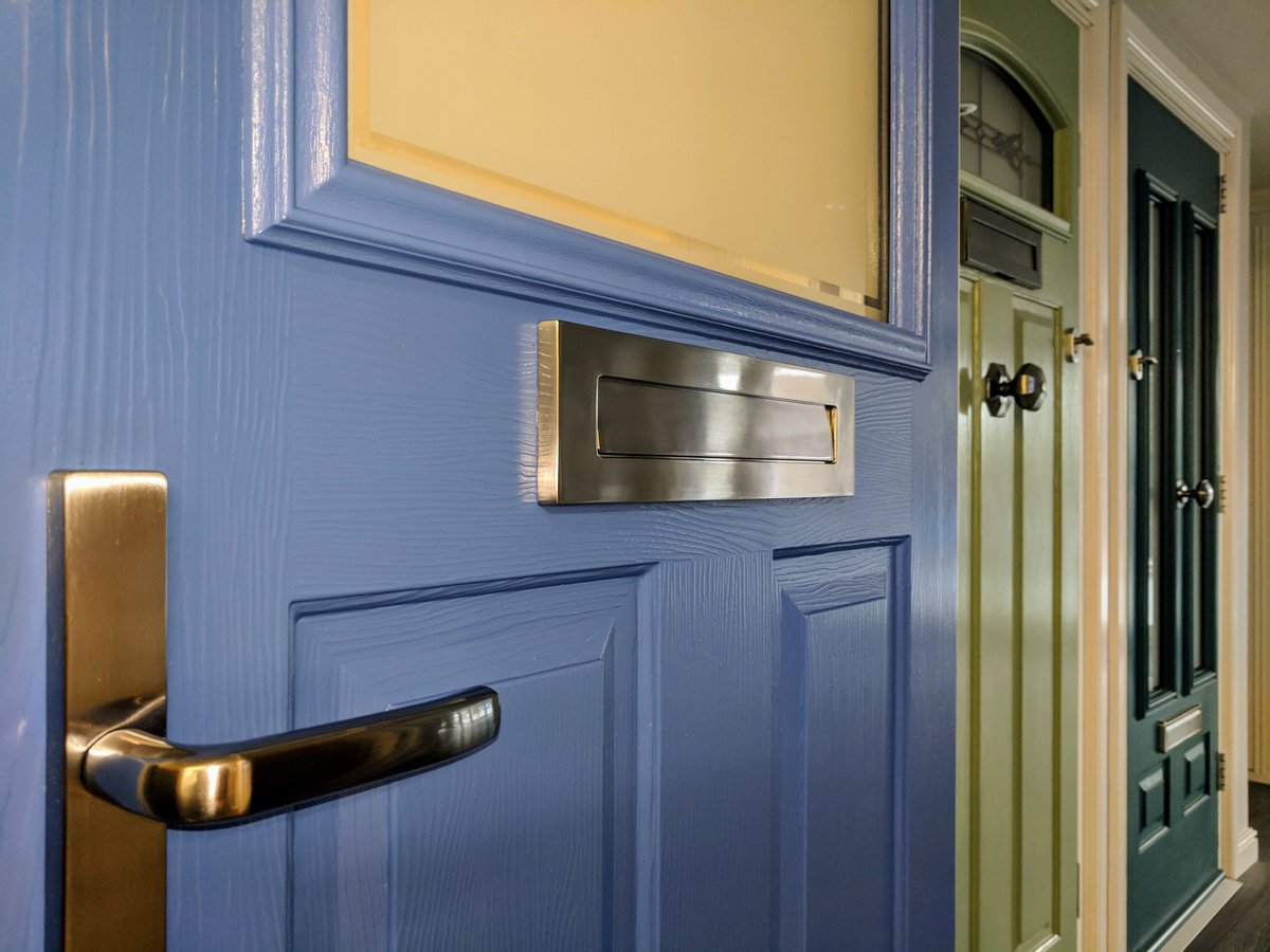 Prescot_Windows's tweet image. Our new Stirling @SolidorLtd showcasing the new pastel colour Cobalt Blue. Suited with brushed aluminium furniture and a high tech keyfob controlled @Winkhaus Av2-B. All secured by a 3 star diamond cylinder from @UltionLock . #Secure #Composite #Door #Blue