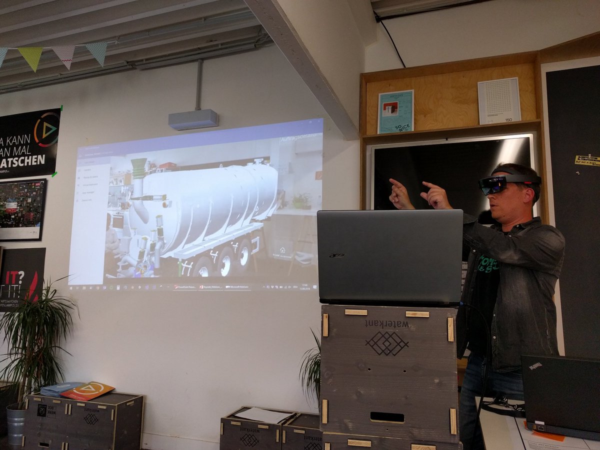 AgenturSygnal's tweet photo. #AugmentedReality live präsentiert von @NHolographic – spannend! #ptwdiwokiel https://t.co/savu7tJ4sA