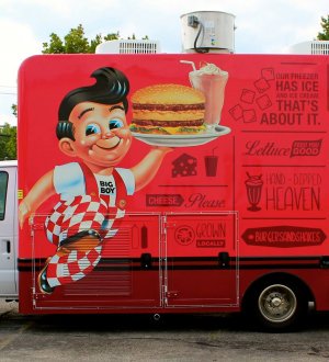 ItsYourBigBoy's tweet photo. Grab some lunch at our Food Truck hanging at 696 and Telegraph in Southfield, MI today and tomorrow...
#Lunchtime #foodtruck #southfieldMichigan #burgers #lunch #bigboyrestaurants #yummylunch #yummy #burgersandshakes #shakes #icecream #Michigan #southfield https://t.co/592SNO6QNc