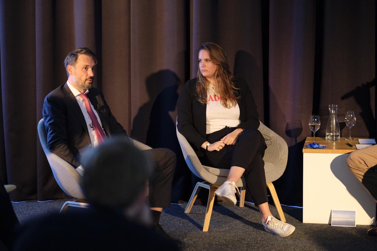 "De duurzame toekomst bereiken we niet alleen met technologische oplossingen, maar vraagt ook om een andere inrichting van onze leefgewoontes." <a href="/LindeNieman/">Linde Nieman</a> voorzitter van de <a href="/JKBonline/">Jonge Klimaatbeweging</a>! #innovatiefZuidHolland <a href="/zuid_holland/">Provincie Zuid-Holland</a>