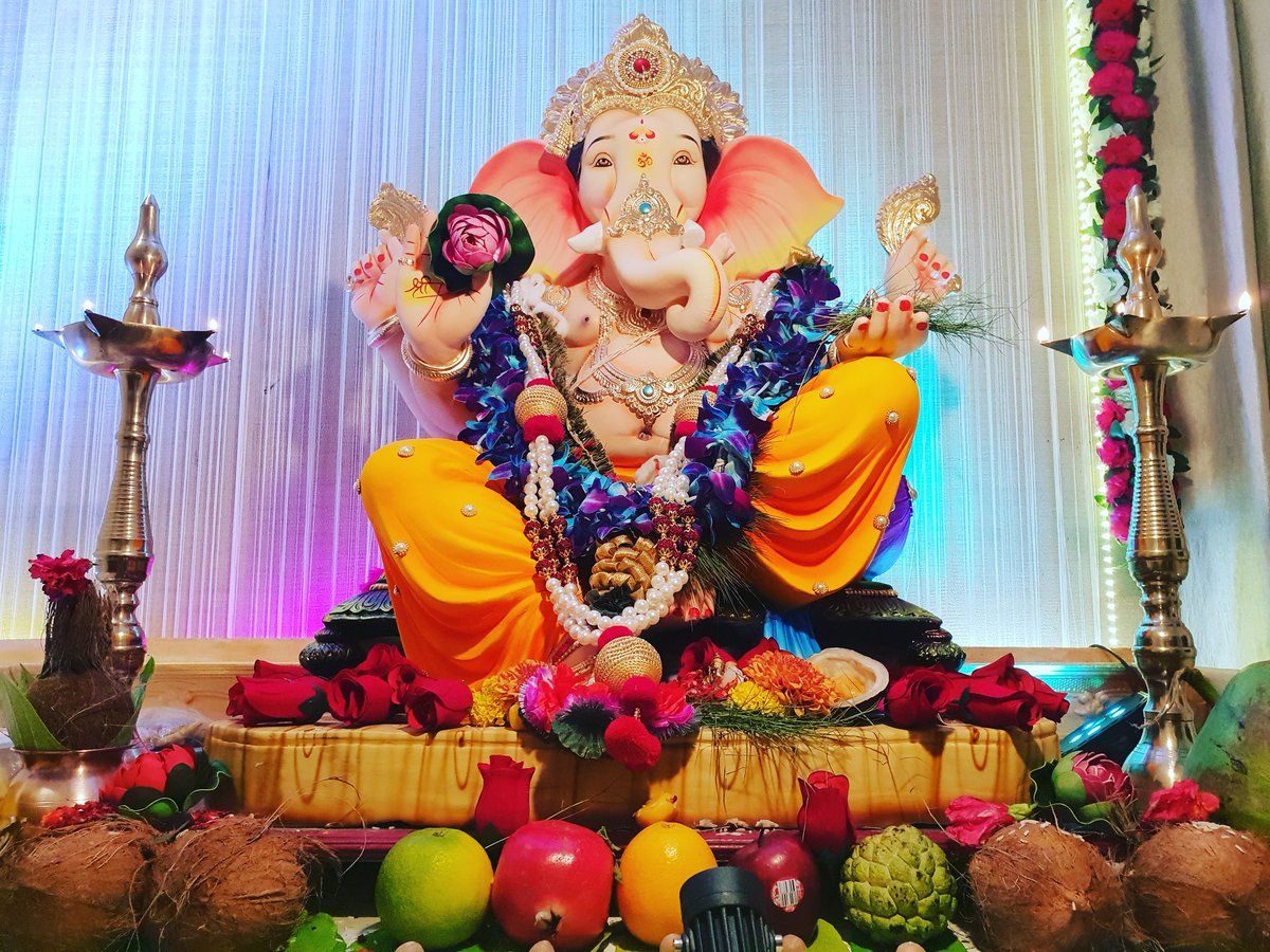 Deepali_p's tweet photo. #MyGanpatiBappa #MyRaaje #KingLike #SmilingBappa #Day1 #Modak  #GaneshChaturthi
#GanpatiBappaMorya

दिल से जो भी मांगोगे मिलेगा 
ये गणेश जी का दरबार है, 
देवों के देव वक्रतुंडा महाकाया को 
अपने हर भक्त से प्यार है!! 
आप सबको श्री गणेश चतुर्थी की हार्दिक शुभकामनाएं ! @Youth_4Modi https://t.co/OLVYjqcW4s