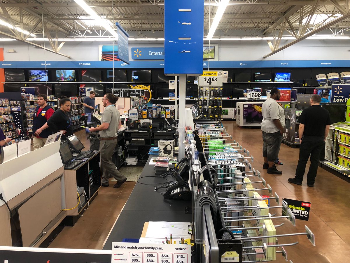 Osl staff out here hustling at Possum Run! Working on one new Sprint line and making an effort to convert a prepaid customer! ⁦<a href="/KariChadd3/">Kari Chadd</a>⁩