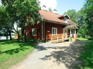 tsbalans's tweet image. Imorgon börjar &quot;MIKRO -en konferens med pyttesmå ambitioner&quot;. Från lite olika hörn av Sverige kommer folk till Finnåker i västra Västmanland för att småprata om välfärdens styrning och för att umgås. Här är huset vi ska bo i. Fint va? 

Vi ses!