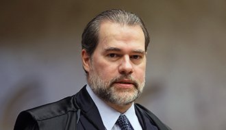 STF_oficial's tweet photo. Posse do ministro Dias Toffoli na Presidência do STF ocorre hoje, às 17h. O ministro Luiz Fux assumirá o cargo de vice-presidente. Cerca de mil convidados devem comparecer à cerimônia, que terá a presença dos presidentes da República, Câmara e Senado. https://t.co/QmTzWXIaNc https://t.co/rVCEFwau6J