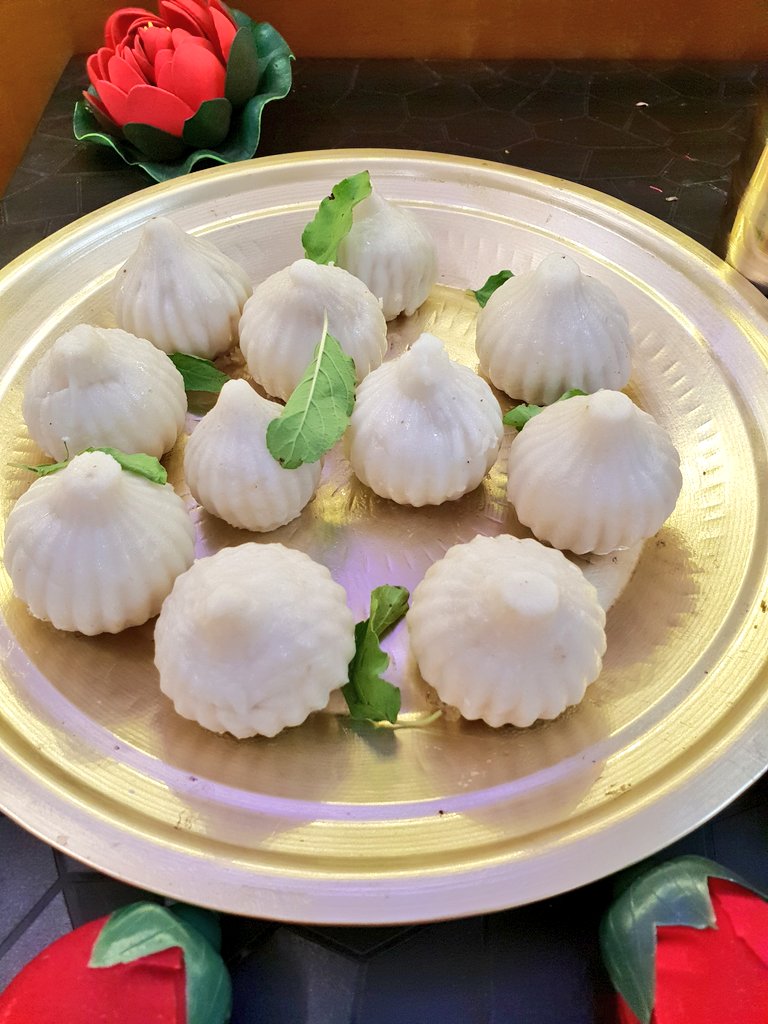 Deepali_p's tweet photo. #MyGanpatiBappa #MyRaaje #KingLike #SmilingBappa #Day1 #Modak  #GaneshChaturthi
#GanpatiBappaMorya

दिल से जो भी मांगोगे मिलेगा 
ये गणेश जी का दरबार है, 
देवों के देव वक्रतुंडा महाकाया को 
अपने हर भक्त से प्यार है!! 
आप सबको श्री गणेश चतुर्थी की हार्दिक शुभकामनाएं ! @Youth_4Modi https://t.co/OLVYjqcW4s
