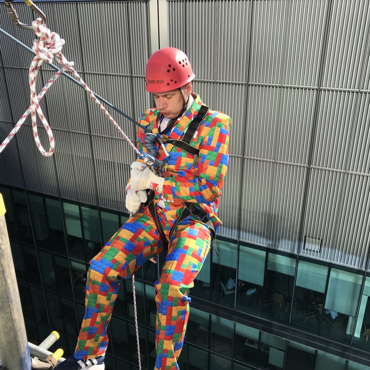 kpmguk's tweet photo. Stunning day for KPMG colleagues abseiling down our Canary Wharf office to raise funds for our National Charity partner @NSPCC - brilliant effort👏 https://t.co/I18AkJjkPW