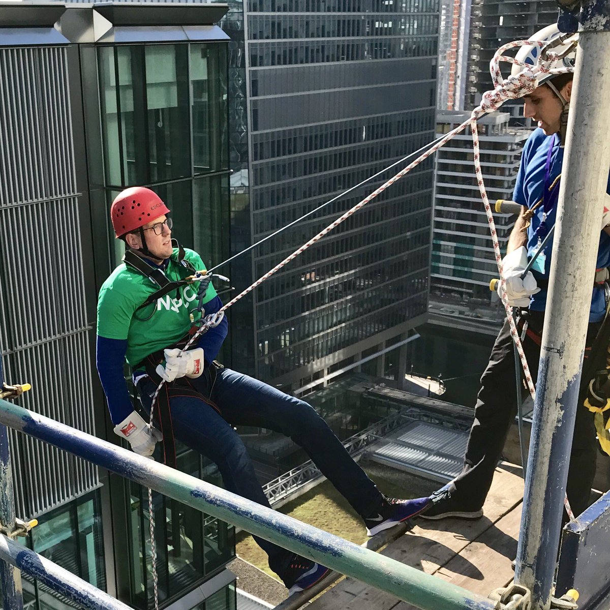 kpmguk's tweet photo. Stunning day for KPMG colleagues abseiling down our Canary Wharf office to raise funds for our National Charity partner @NSPCC - brilliant effort👏 https://t.co/I18AkJjkPW