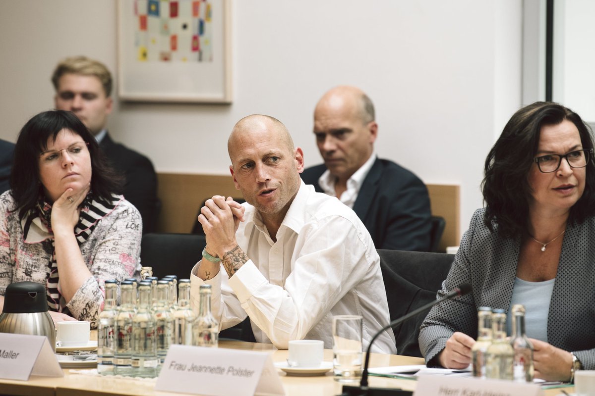 BMG_Bund's tweet photo. „In 1-2 Wochen werden wir erste Ergebnisse vorstellen." @jensspahn hat heute wichtige Anregungen aus der Praxis aufgenommen. Danke an alle #Heilmittelerbringer und Verbände! https://t.co/RonRyCYq0y