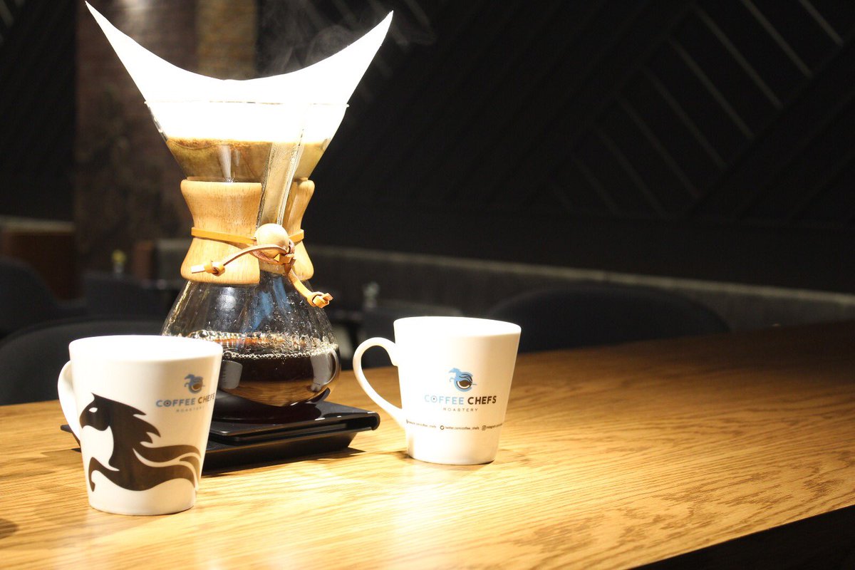 Chemex demleme tekniği ile demlenmiş nefis yöresel kahvelerimizi denemeye nedersiniz? ☕️👌🏽
#gununkahvesi #niteliklikahve #coffeelover #specialtycoffee #coffeeaddict #ilovecoffee #coffeetion #v60 #hario #barista #baristalife #baristadaily #coffeeshots #coffeeandhands