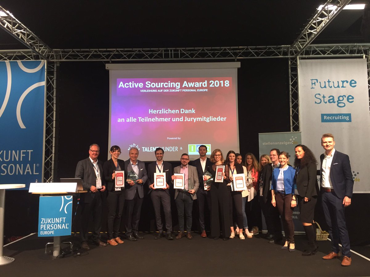 sourcingaward's tweet photo. Hier nochmal das Gruppenfoto der Gewinner des Active Sourcing Award 2018! Herzlichen Glückwunsch! #ZPEurope18 #ZP18 #ASA #award #sourcing https://t.co/Mxzhe03HkQ