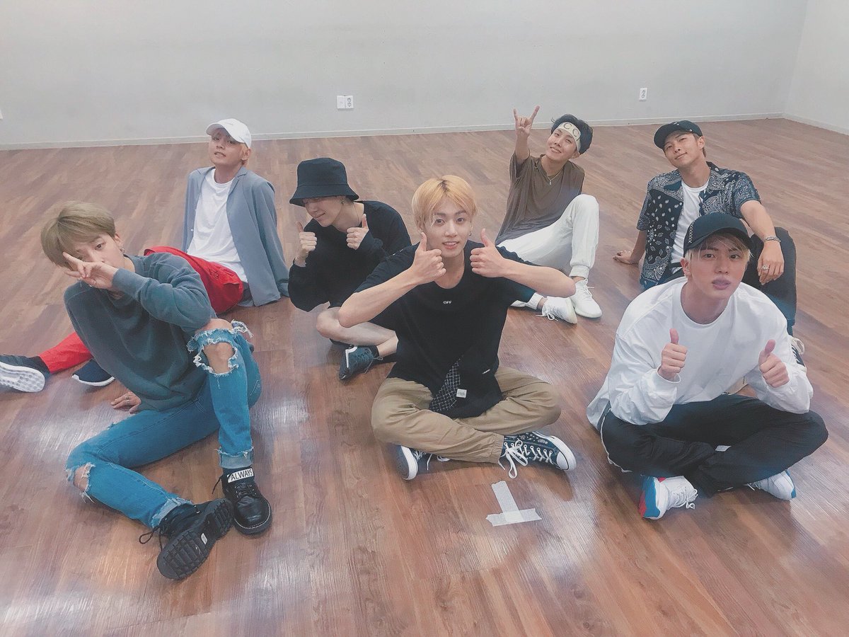 FUFU64747057's tweet image. ❤︎🐰친구探し🐰❤︎

 🇰🇷 同ペン，他ペン◎

 🐰 中部 army

 🇰🇷 グクよりのall

 🐰 03line

 🇰🇷 ARMYさんと絡みたい❤︎
       仲良くなりたい🐰

#ARMYさんたちと繋がりたい
#armyいいねしてくれた人全員フォロー
#armyさんたちと猛烈に絡みたいのでRTしてくれた方フォロー