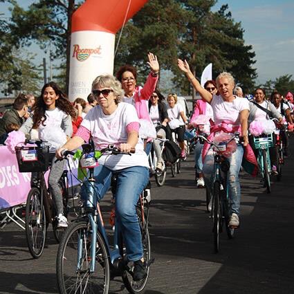 Ladiesride's tweet photo. Snel kijken 👉 https://t.co/rQiImDYaTN want https://t.co/p5LdPnSRVa heeft zondag de 🚴♀️🚴♀️ deelneemsters van #LR2018 die over de finish zijn gegaan gefotografeerd 📸👏 Heb jij jezelf al gespot? #LR2018 #strikeapose #smile #ididtheladiesride💪 #alsjehaarmaargoedzit https://t.co/dmcDwcscaX
