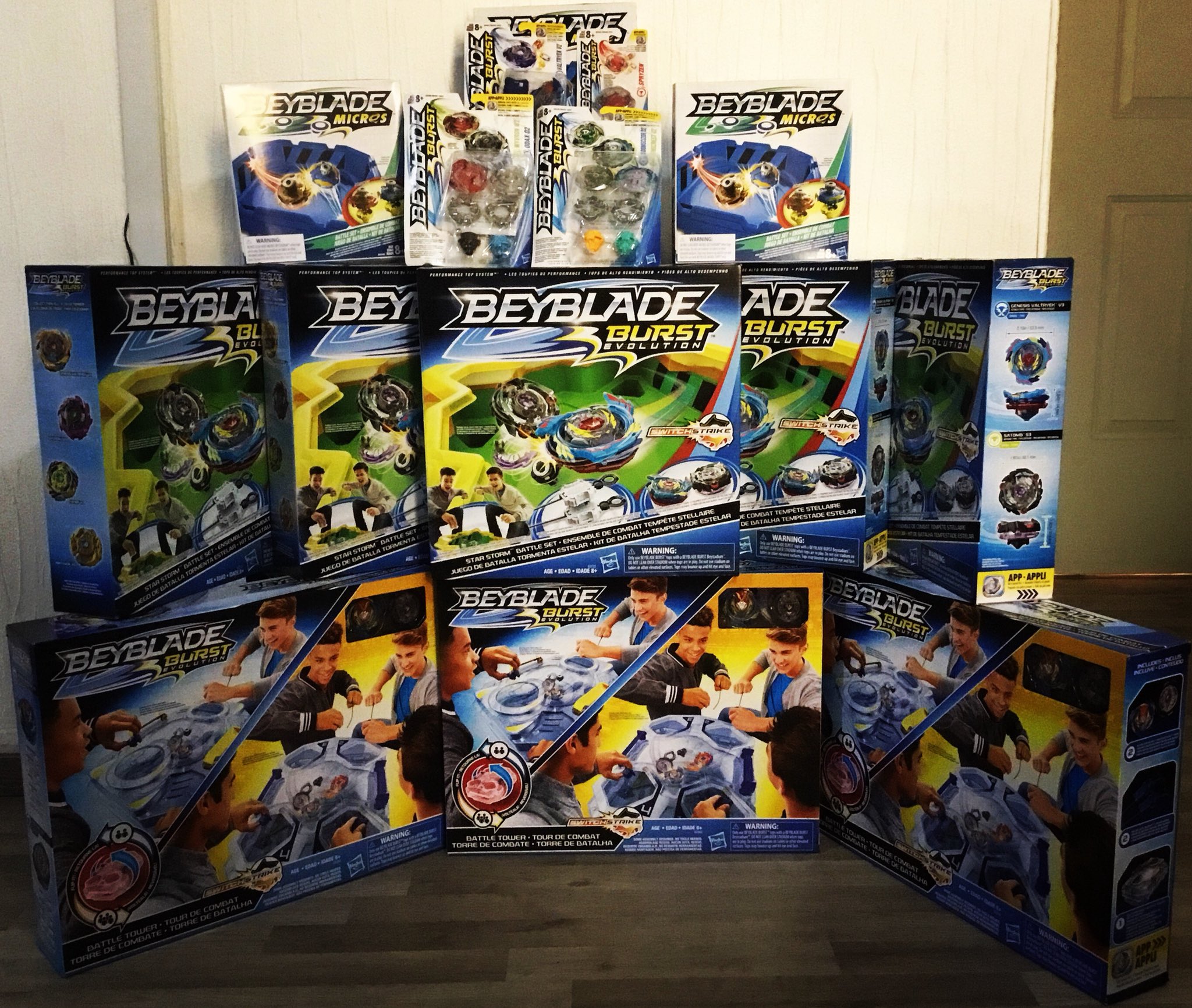 Reset ar Twitter: “¿Cuantos fans de Beyblade hay por aquí? Hasbro nos acaba de mandar unos regalitos para todos los amantes de Beyblade Burst Evolution :D ❤️ ¡ya pueden inscribirse al torneo #