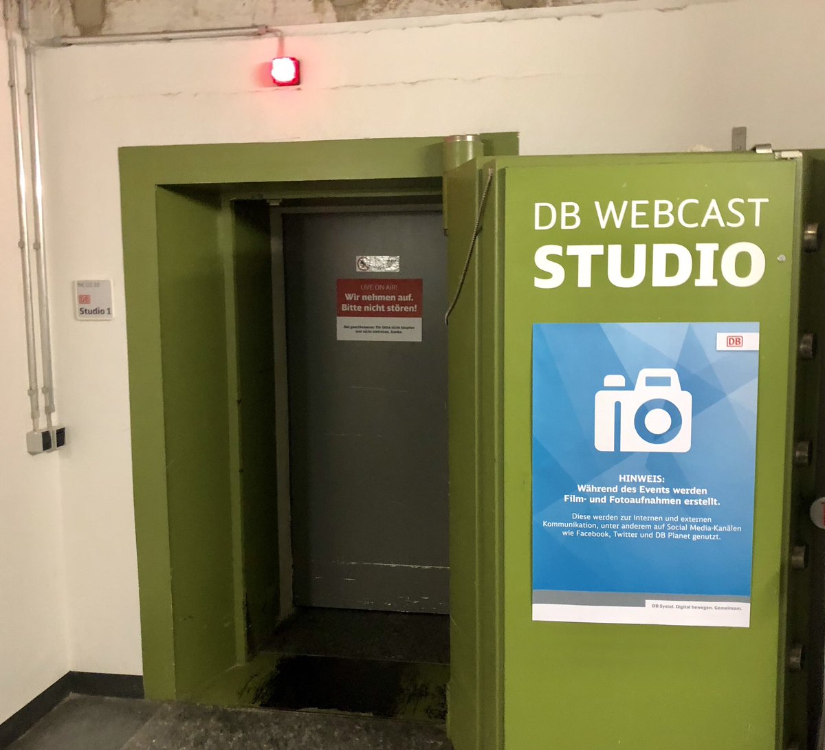 bahnfahn's tweet photo. #DBadventure of @bahnfahn Level1:
 
Du stehtst im #Silbertower vor dieser Tür 🚪was willst Du machen? https://t.co/te6LNLHME4